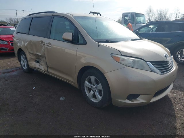 Salvage Toyota Sienna Image