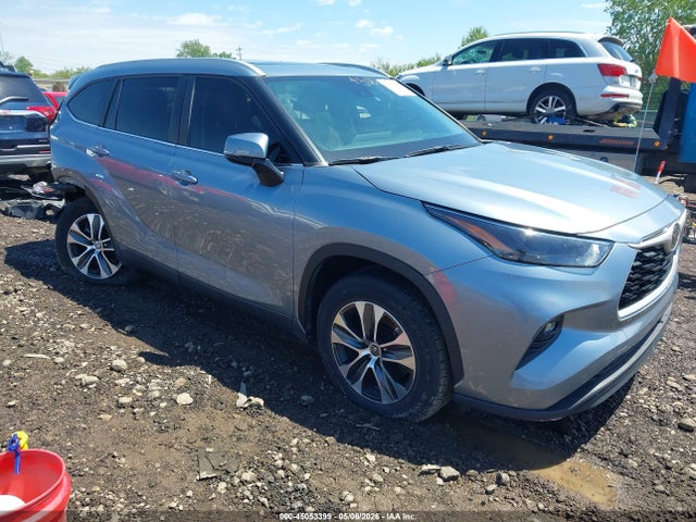 Salvage Toyota Highlander Image