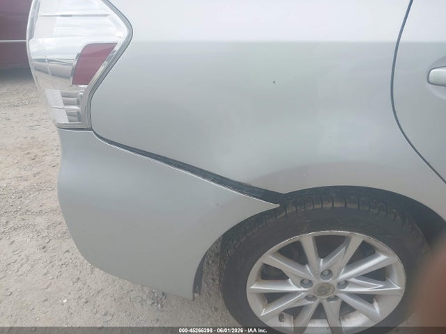 Toyota Prius v Five