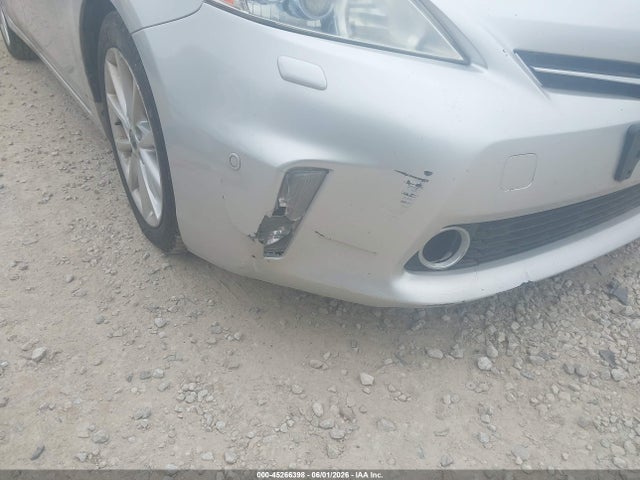 Toyota Prius v Five