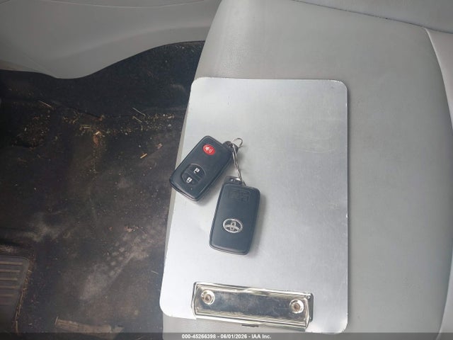 Toyota Prius v Five