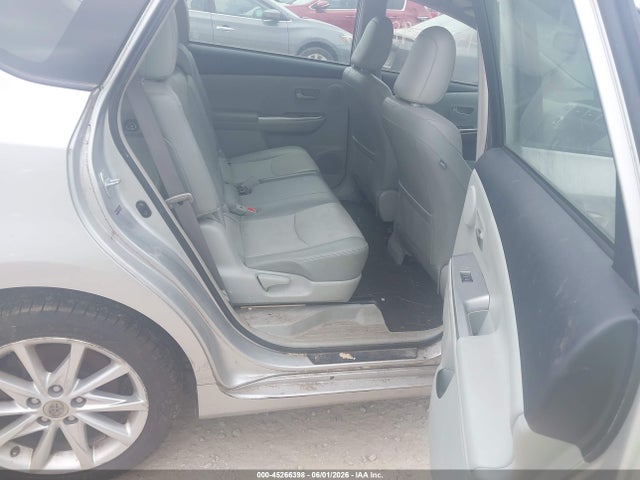 Toyota Prius v Five