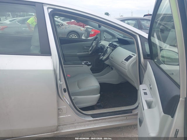 Toyota Prius v Five