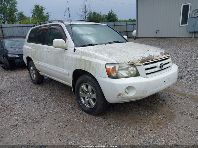Salvage Toyota Highlander Image