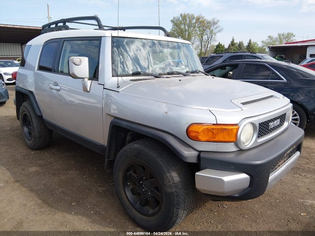 Salvage Toyota FJ Cruiser Image
