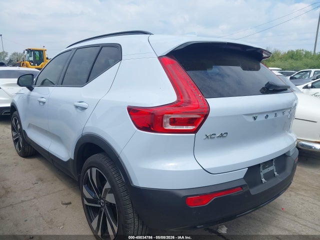Volvo XC40 B5 Plus Dark Theme