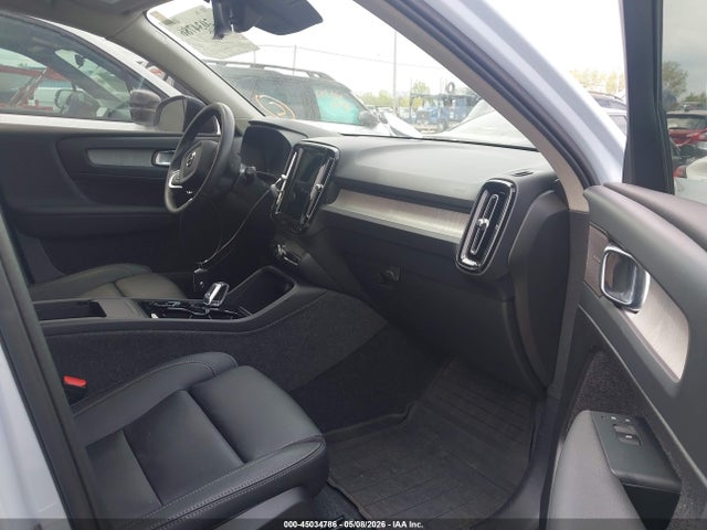 Volvo XC40 B5 Plus Dark Theme
