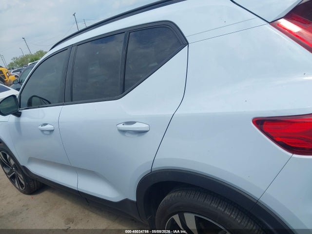 Volvo XC40 B5 Plus Dark Theme