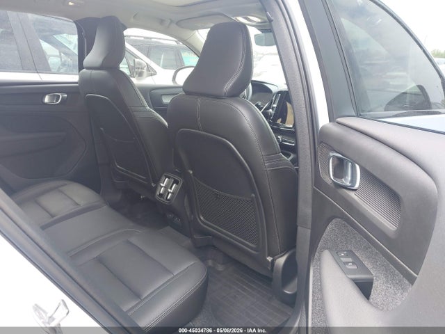 Volvo XC40 B5 Plus Dark Theme