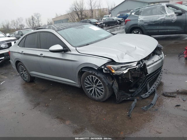 Salvage Volkswagen Jetta Image