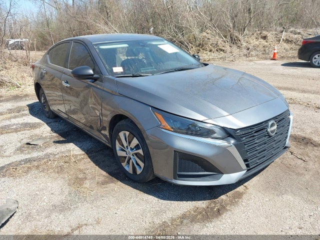 Salvage Nissan Altima Image