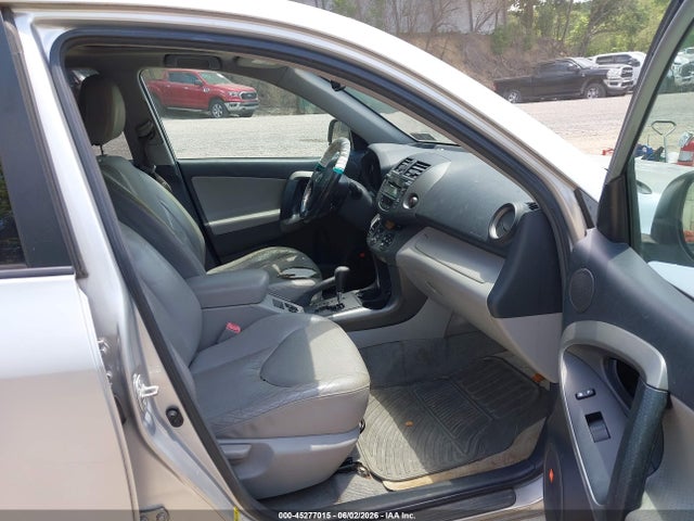 Toyota RAV4 Limited V6
