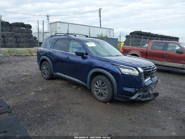 Salvage Nissan Pathfinder Image
