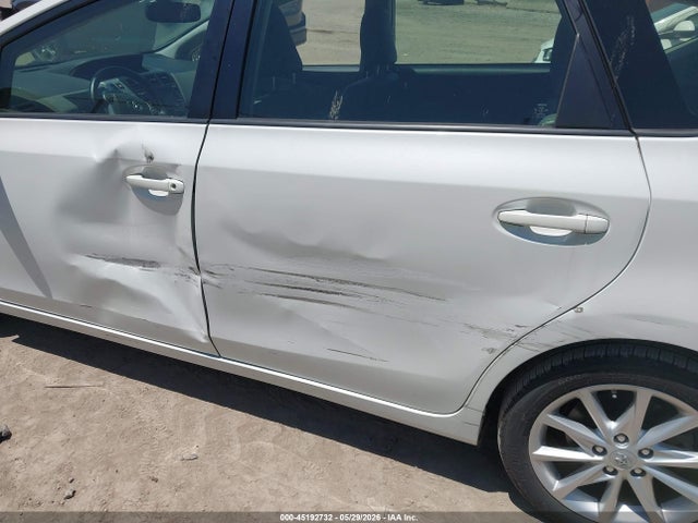 Toyota Prius v Five