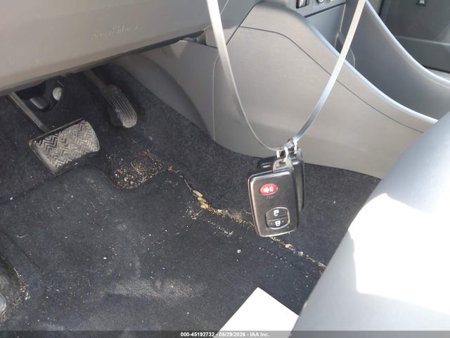 Toyota Prius v Five