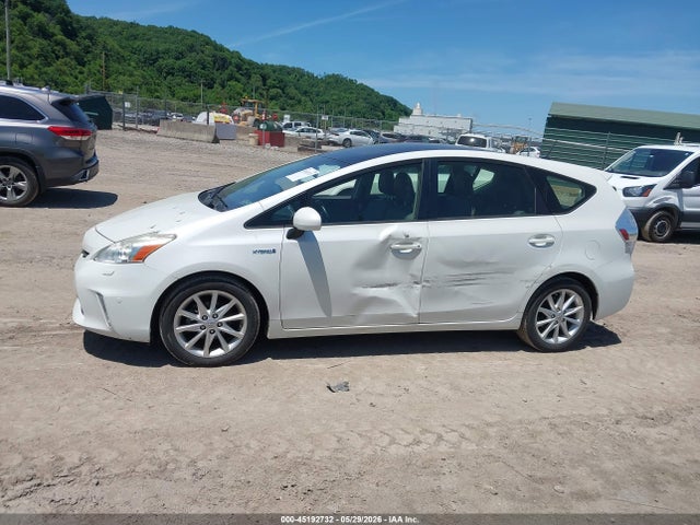 Toyota Prius v Five