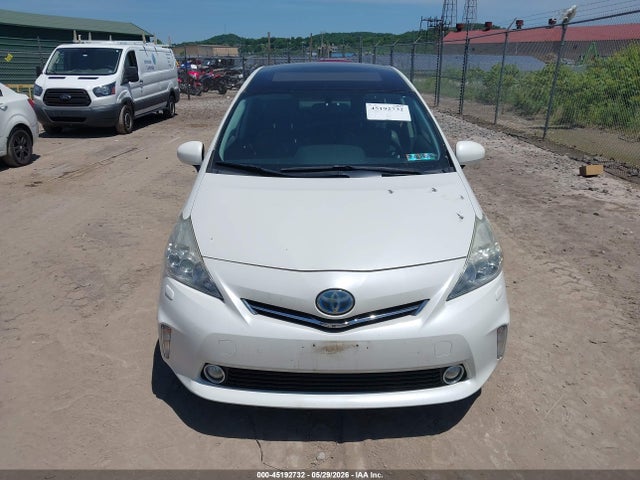 Toyota Prius v Five