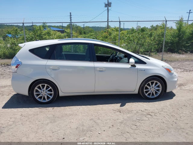 Toyota Prius v Five