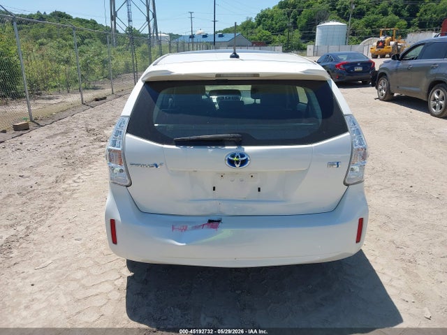 Toyota Prius v Five