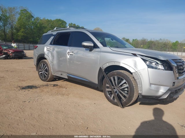 Salvage Nissan Pathfinder Image