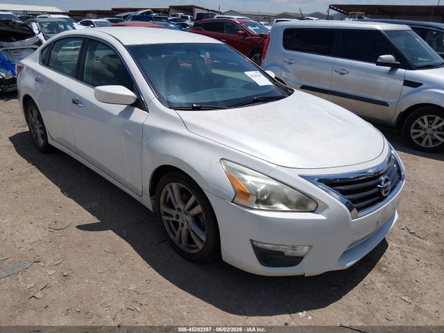 Salvage Nissan Altima Image