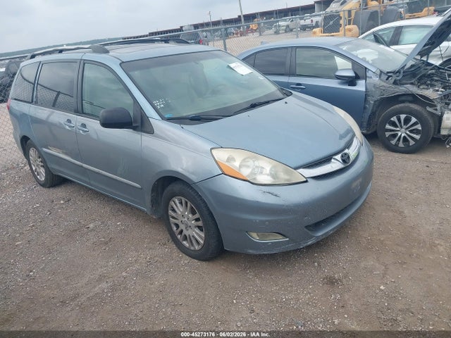Salvage Toyota Sienna Image