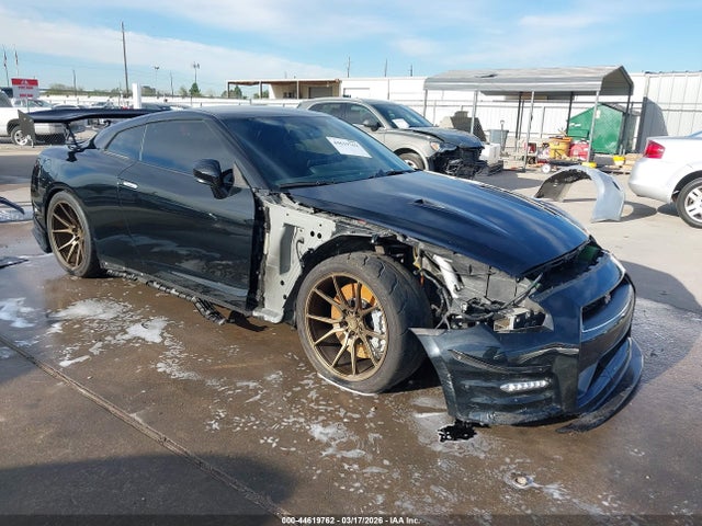 Salvage Nissan GT-R Image