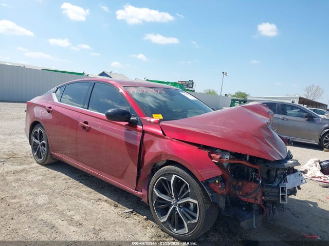 Salvage Nissan Altima Image