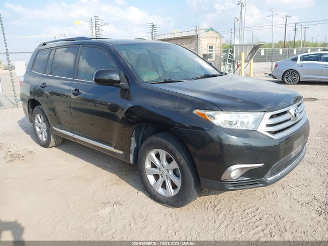 Salvage Toyota Highlander Image
