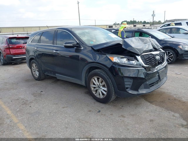 Salvage Kia Sorento Image