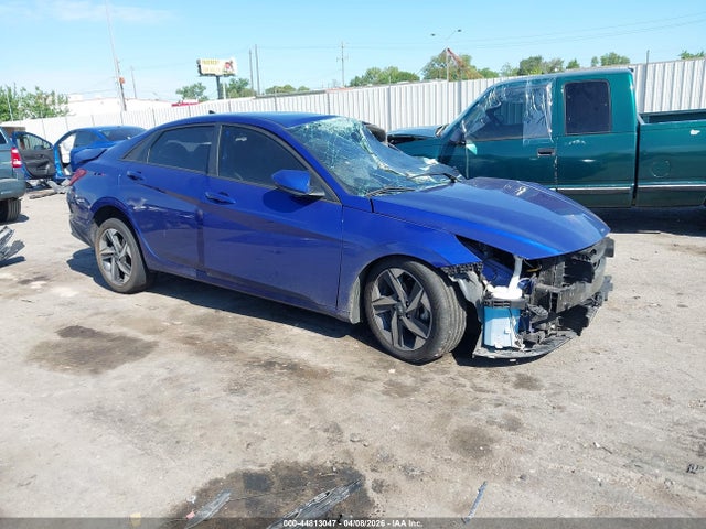 Salvage Hyundai ELANTRA Image