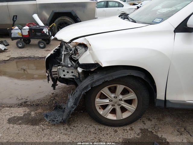 Toyota Highlander Base V6
