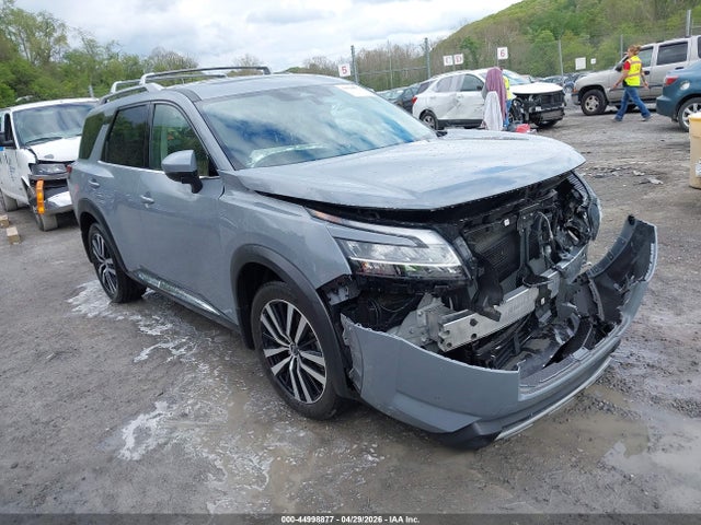 Salvage Nissan Pathfinder Image