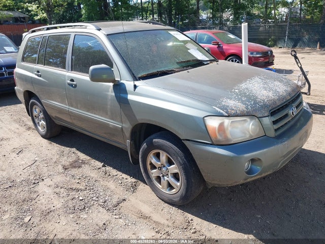 Salvage Toyota Highlander Image