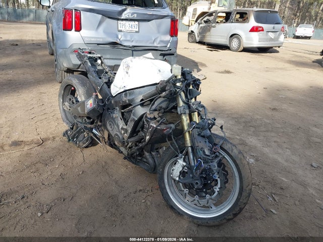 Salvage Suzuki Gsx750 Image