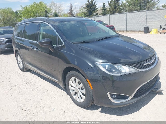 Salvage Chrysler Pacifica Image