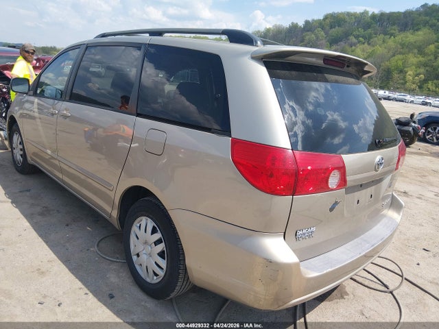 Toyota Sienna Le