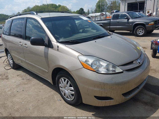 Salvage Toyota Sienna Image