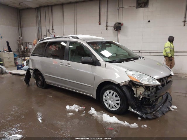 Salvage Toyota Sienna Image