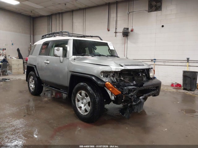 Salvage Toyota FJ Cruiser Image