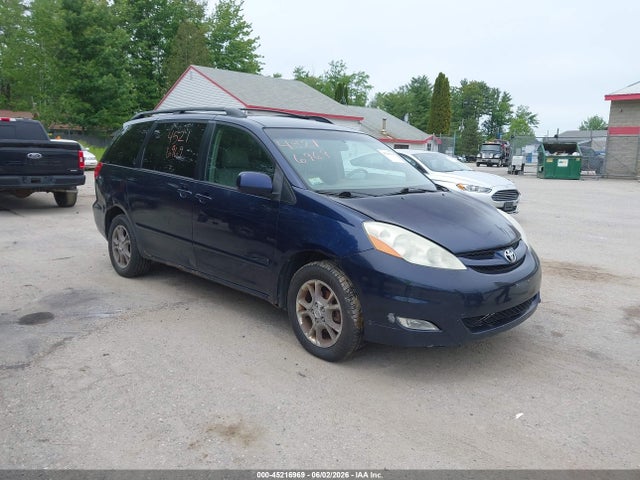 Salvage Toyota Sienna Image