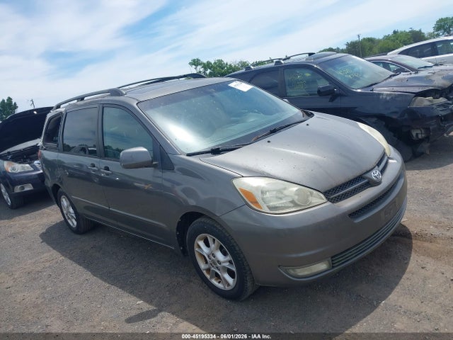 Salvage Toyota Sienna Image