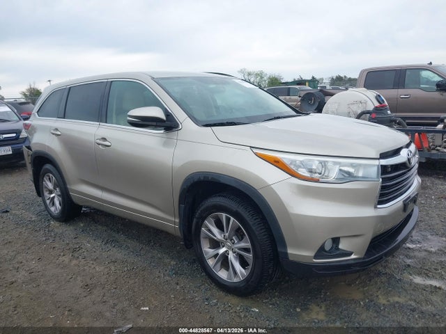 Salvage Toyota Highlander Image