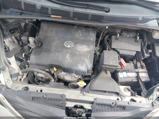 Toyota Sienna Le V6 8 Passenger