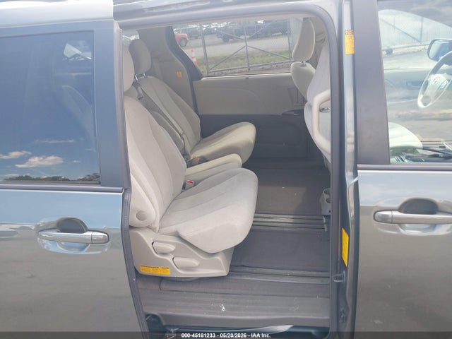 Toyota Sienna Le V6 8 Passenger