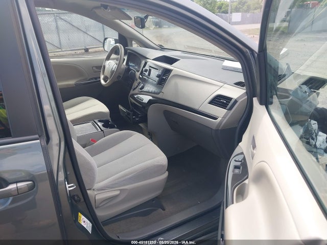 Toyota Sienna Le V6 8 Passenger
