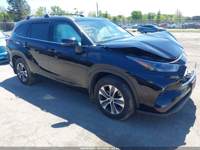 Salvage Toyota Highlander Image