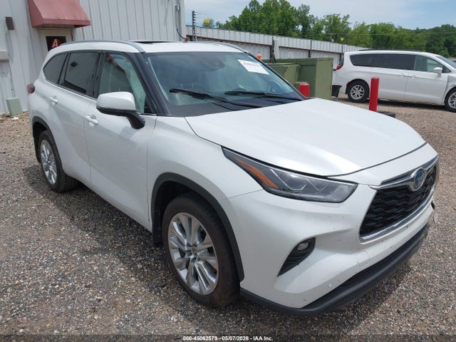 Salvage Toyota Highlander Image