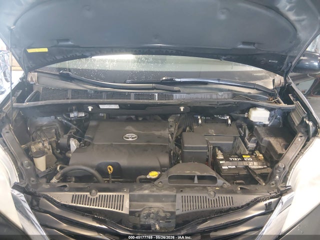 Toyota Sienna Le V6
