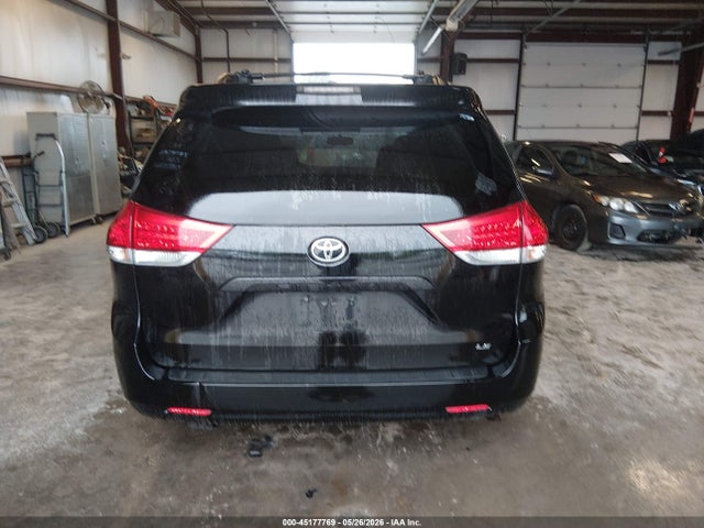 Toyota Sienna Le V6